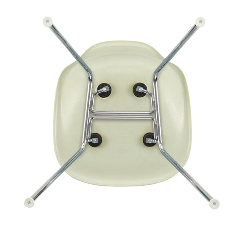 Cadeira Eames em Fibra de Vidro DSX / Base Cromada